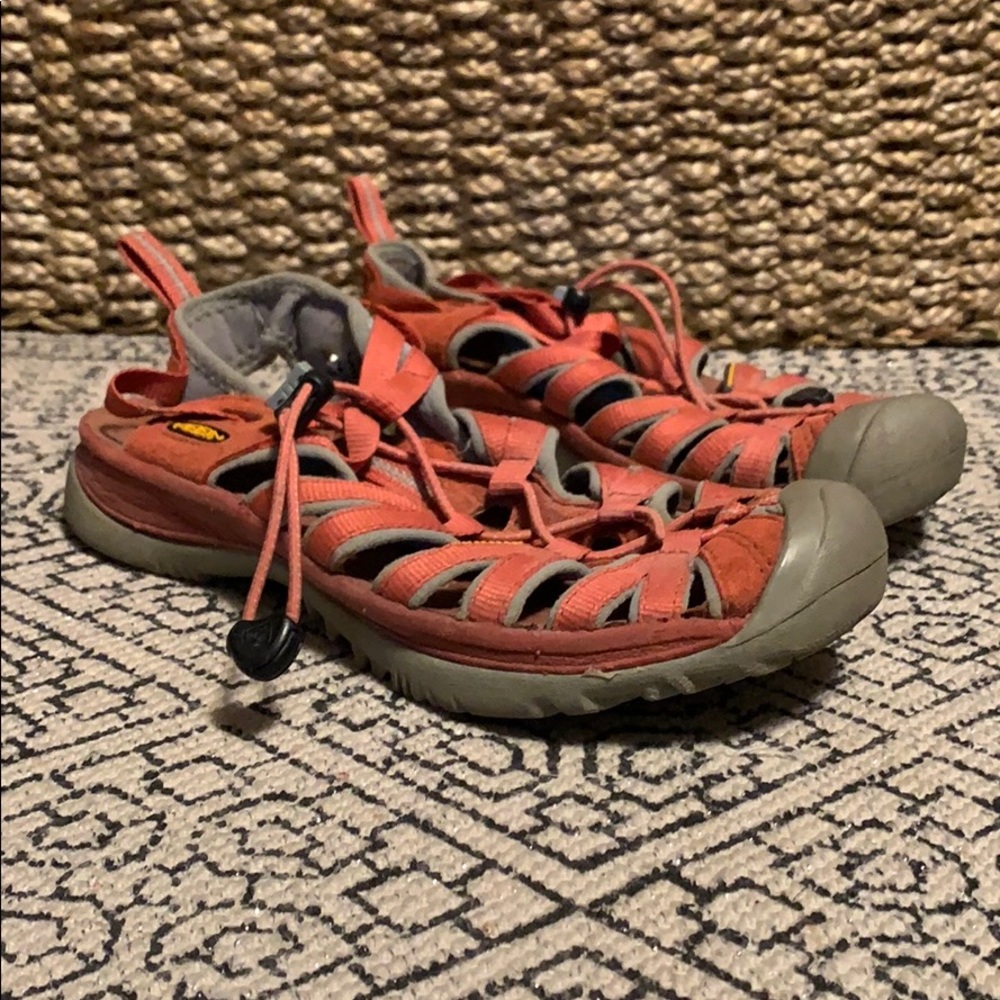Keen Whisper- Closed Toe Sandel